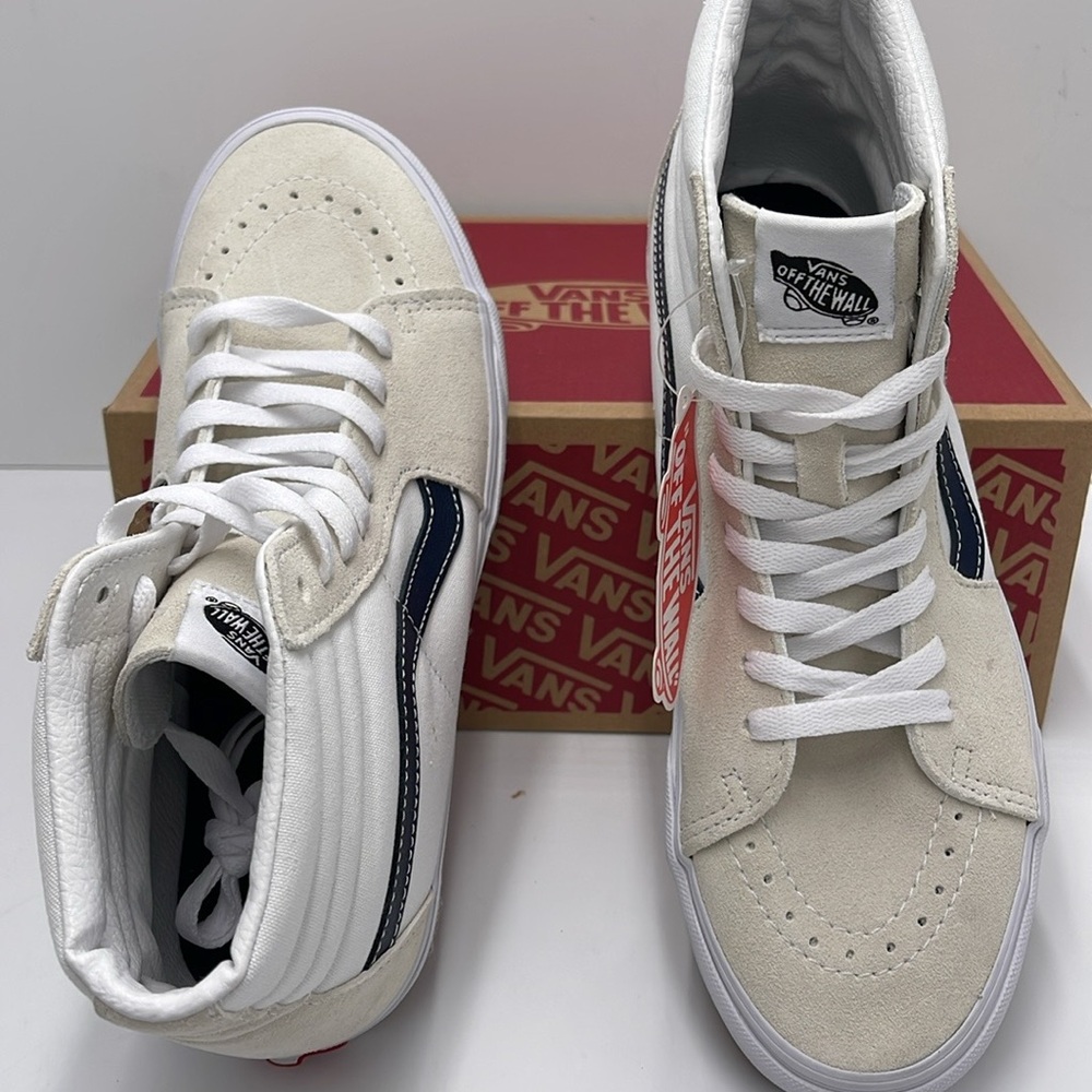 Vans WMNS Sk8-Hi (Classic Sport) Dress Blue
VN0A32QG9YG
White High-Top Sneakers - Picture 12 of 16
